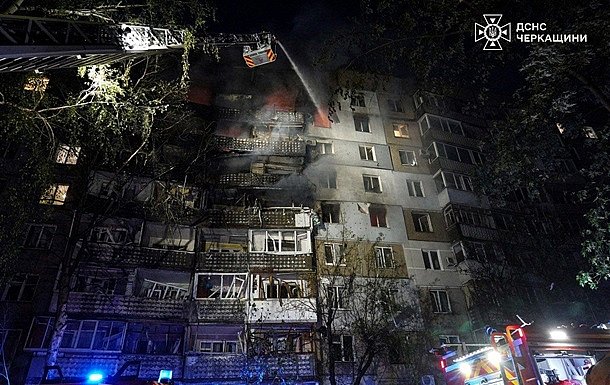 У Черкасах дрон влучив у багатоповерхівку: 11 постраждалих, серед них …