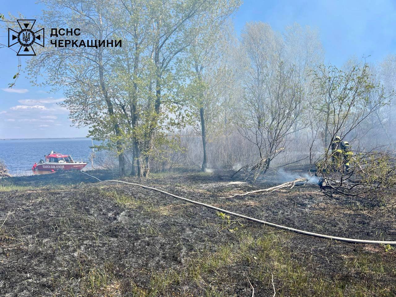 У Черкасах загасили пожежу на острові посеред Дніпра