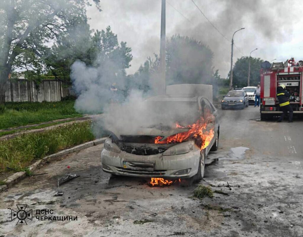 У Черкасах просто на парковці загорівся автомобіль Toyota Camry: рятувальники …