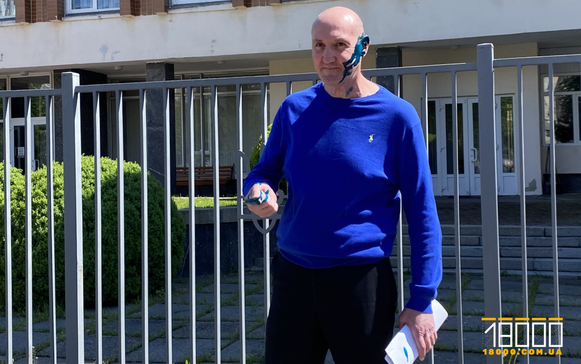 У Черкасах після суду ексдепутата ОПЗЖ облили зеленкою (ФОТО)