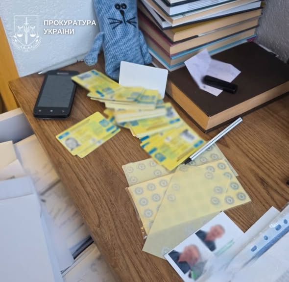 У Чернівецькій області судитимуть групу осіб, які продавали водійські посвідчення
