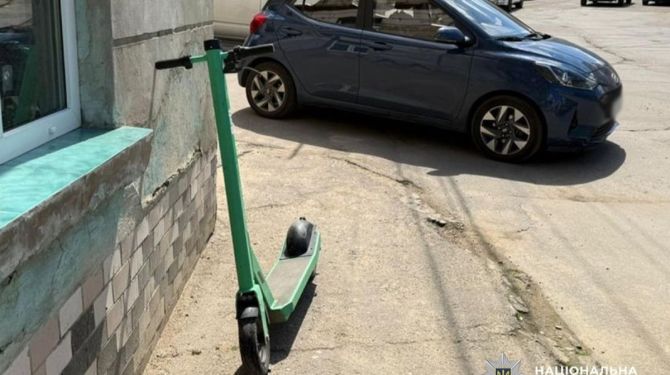 У Чернівцях автомобіль збив неповнолітнього на електросамокаті