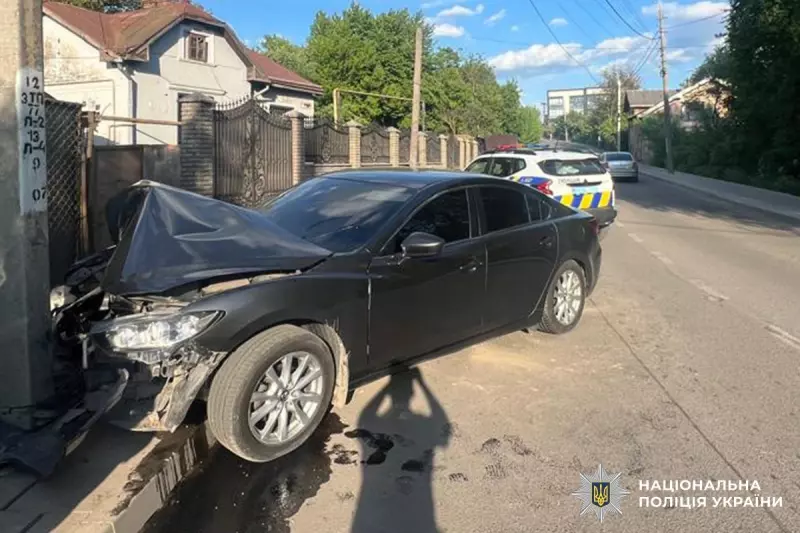 У Чернівцях авто врізалося в стовп: водія забрала швидка