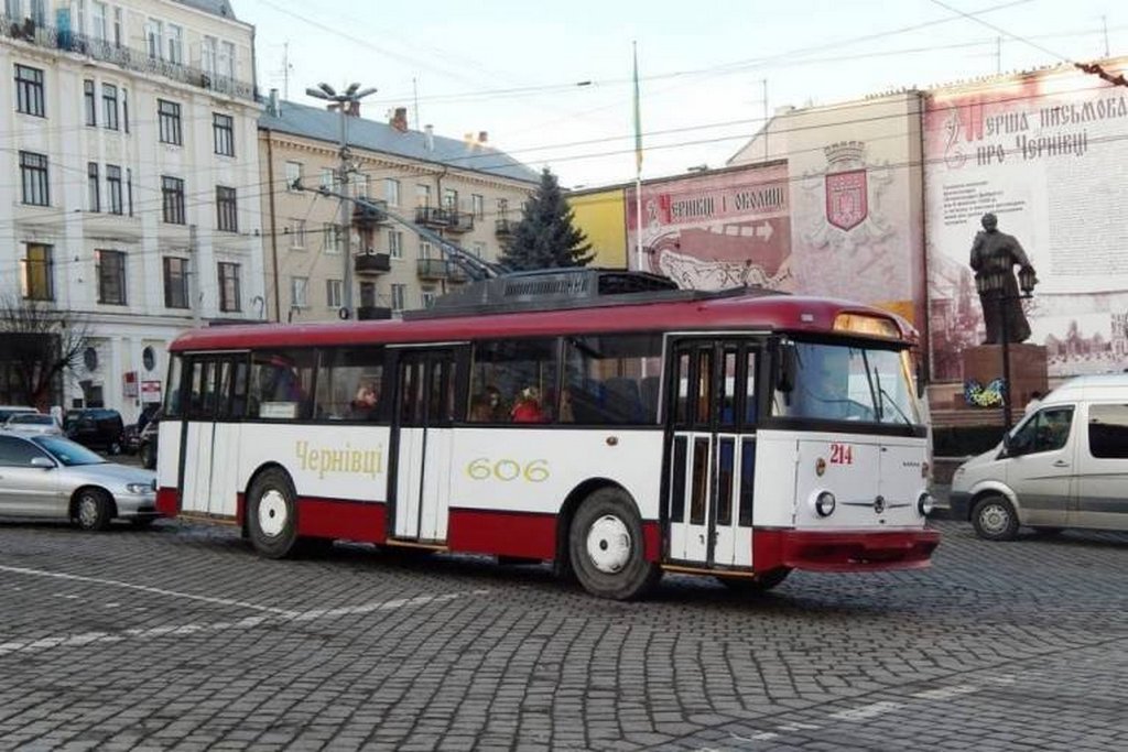 У Чернівцях водійка ремонтувала тролейбус екстремальним способом (ВІДЕО)