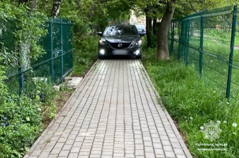 У Чернівцях водій їхав тротуаром: поліція його оштрафувала