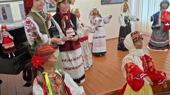 У Чернівцях відкрили виставку народних костюмів окупованої Луганщини