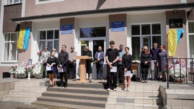 У Чернівцях відкрили меморіальні дошки на честь двох полеглих випускників …