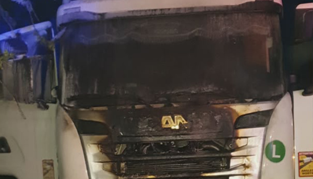 У Чернівцях затримали чоловіка, який підпалив вантажівку на замовлення із …