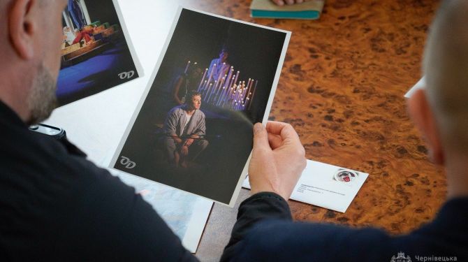 У Чернівцях покажуть виставу "Мами" для матерів загиблих і зниклих …