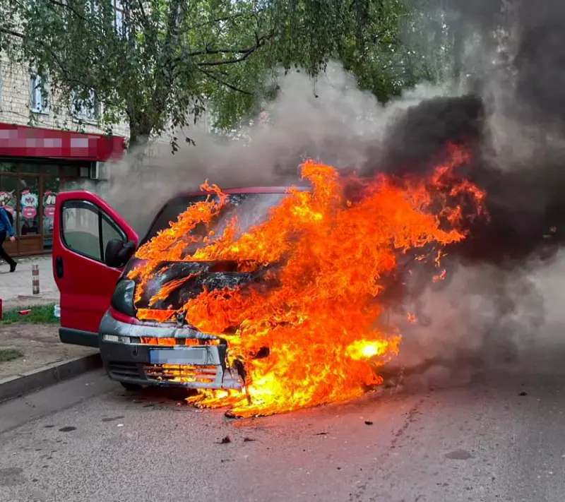У Чернівцях під час руху загорівся автомобіль: вогонь знищив моторний …