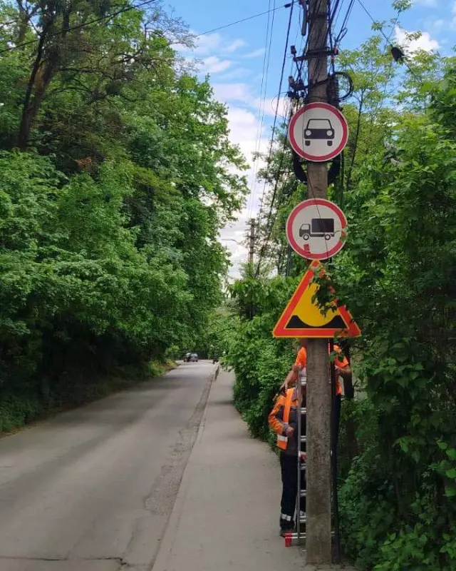 У Чернівцях через зсув асфальту обмежать рух на одній із …