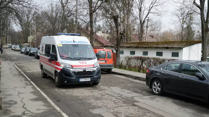 У Чернівцях чоловік випав з вікна багатоповерхівки: він загинув