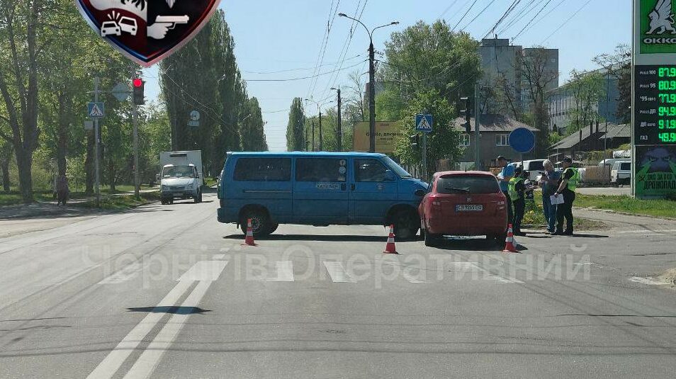 У Чернігові мікроавтобус зіштовхнувся з легковим авто (Фотофакт)