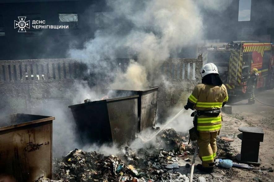 У Чернігові палали сміттєві баки, солома та автомобіль