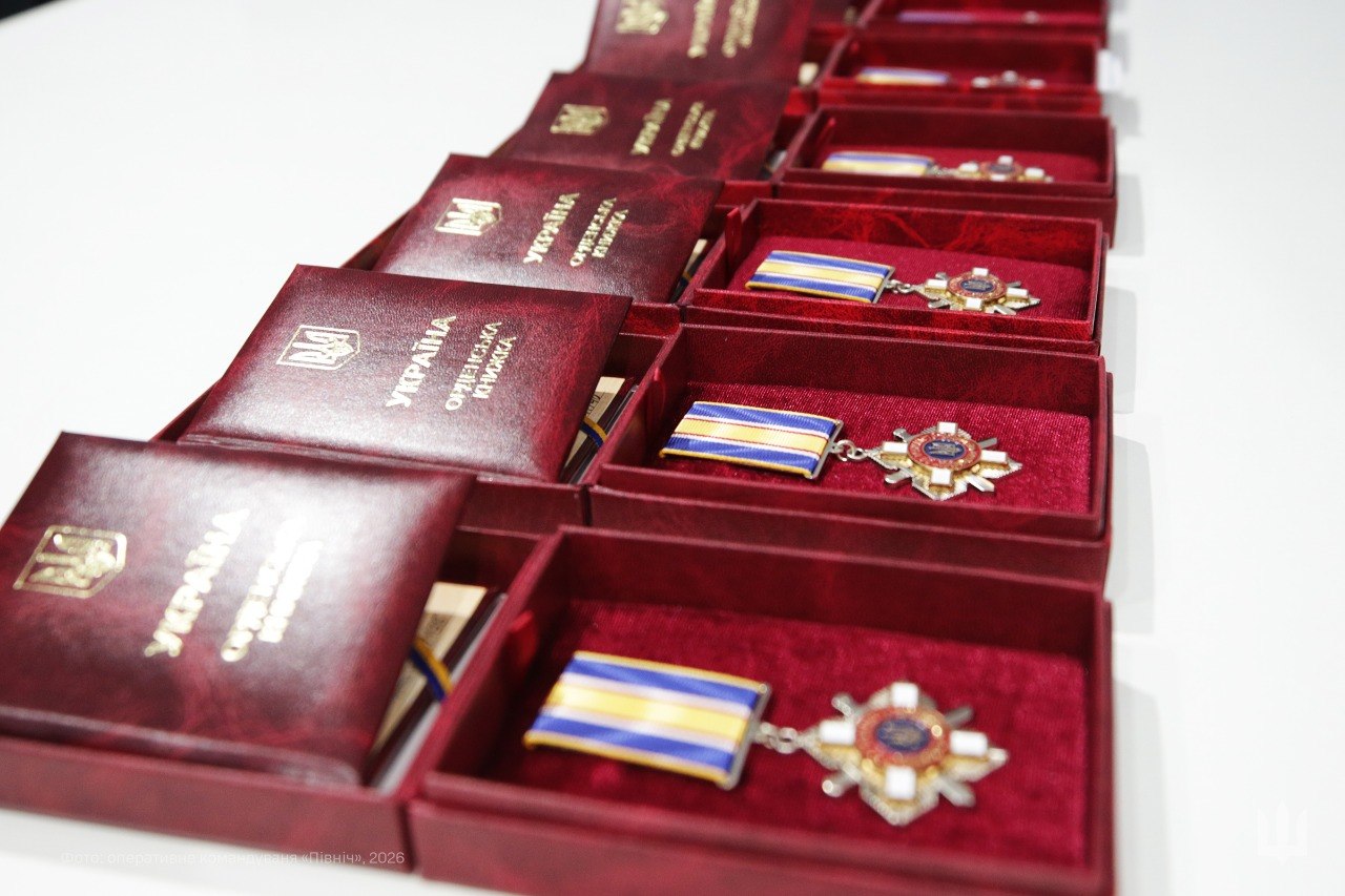 У Чернігові родинам загиблих захисників передали посмертні державні нагороди