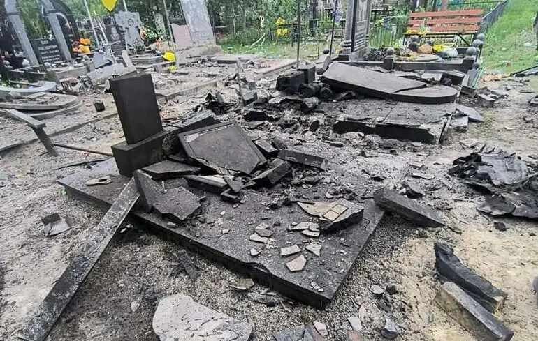 У Чернігівській області дрони влучили у кладовище: пошкоджено могили полеглих …