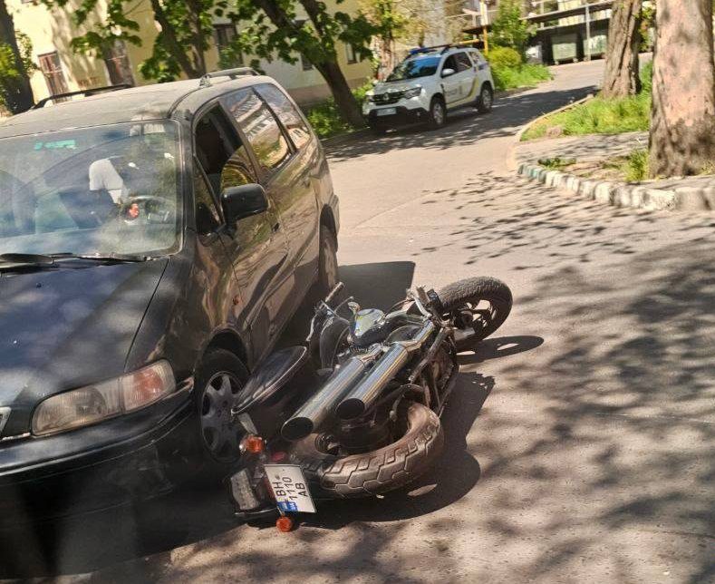 У Чорноморську автомобіль зіткнувся з мопедом — є постраждалий