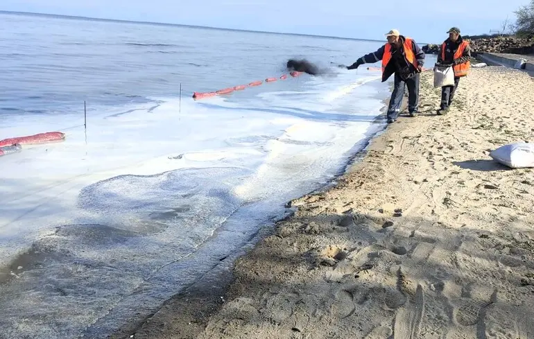 У Чорноморську після знищення резервуару з олією забруднено 700 метрів …