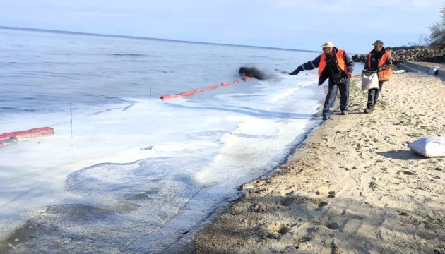 У Чорноморську через російський обстріл олією забруднені сотні метрів берега