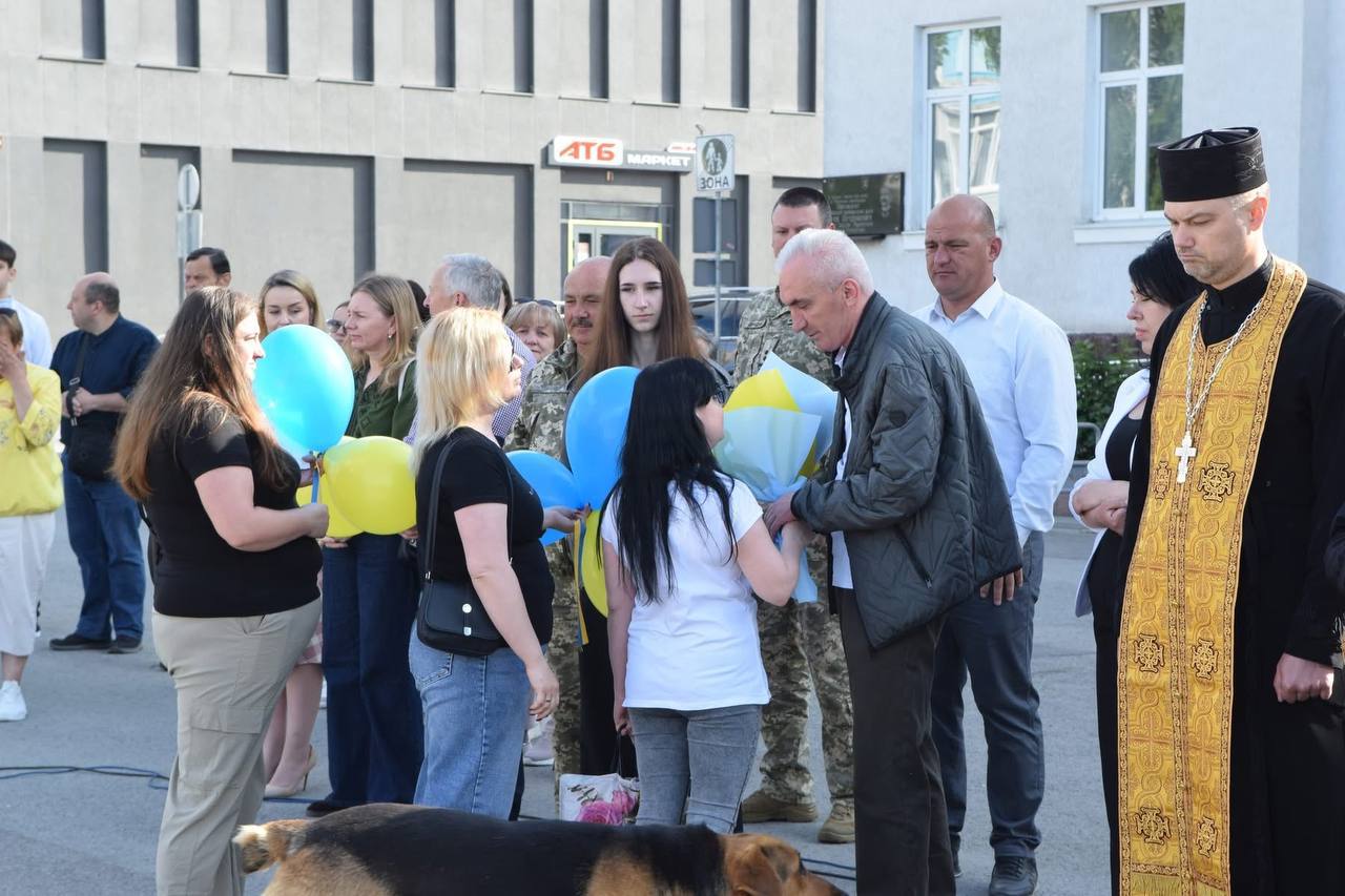 У Чорткові зустріли захисника Михайла Медведика, який понад рік провів …