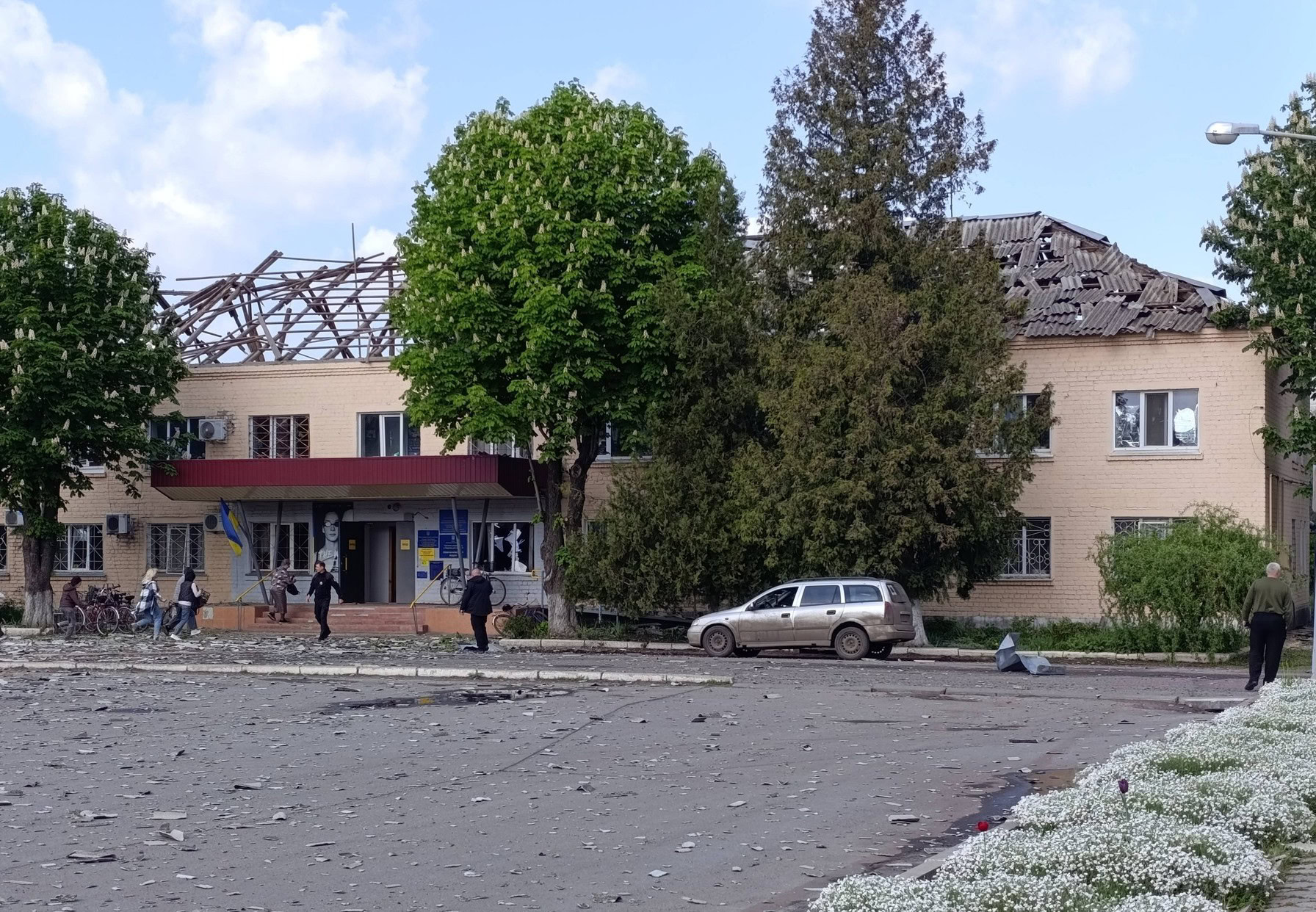 У Шевченковому дрон поцілив в адмінбудівлю: поранило комунальника та перехожу