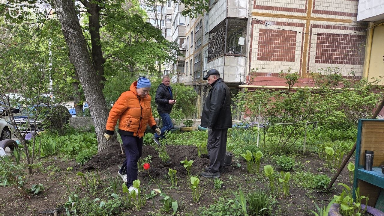У Шевченківському районі продовжуються суботники в рамках кампаній #Дніпро_квітучий та …