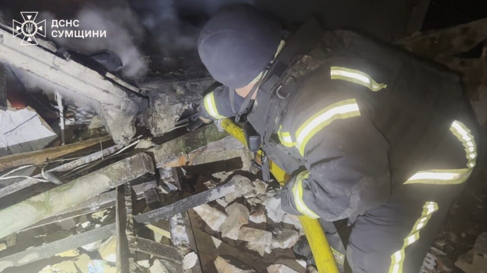 У Шосткинській громаді рятувальники ліквідували пожежу, що виникла через ворожу …