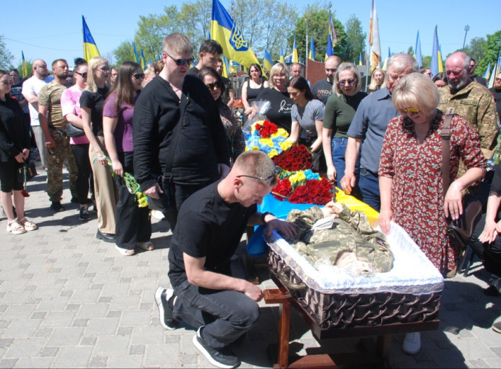 У Шостці провели в останню путь 33-річного захисника Сергія Дворніченка