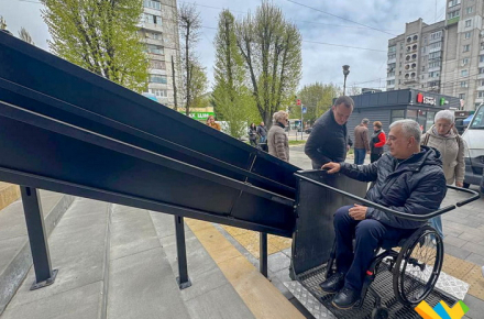 У багатоповерхівці на Польовій в Житомирі встановили електропідйомник