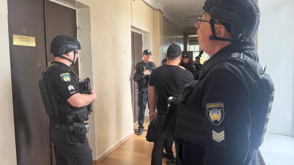 У будівлі Світловодської міської ради заступник мера відкрив стрілянину