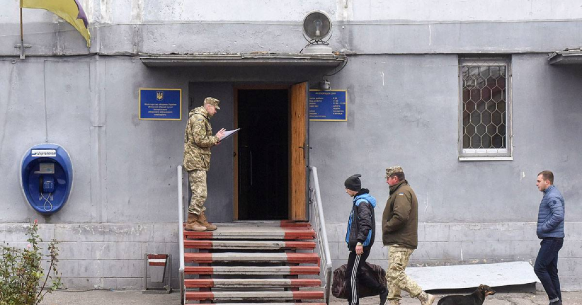 У вбиральні Тернопільського ТЦК знайшли мертвим чоловіка. Поліція розслідує самогубство