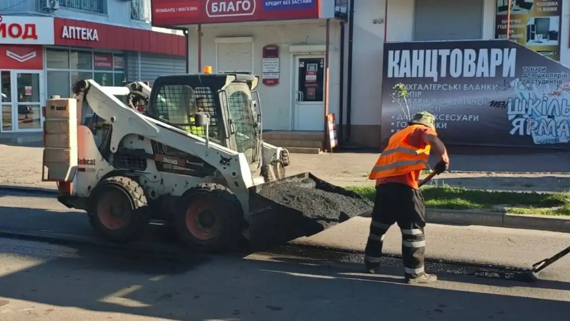 У громаді на Рівненщині почали латати та асфальтувати дороги