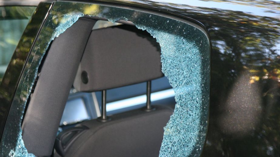 У дворі Дніпра поцупили автівку