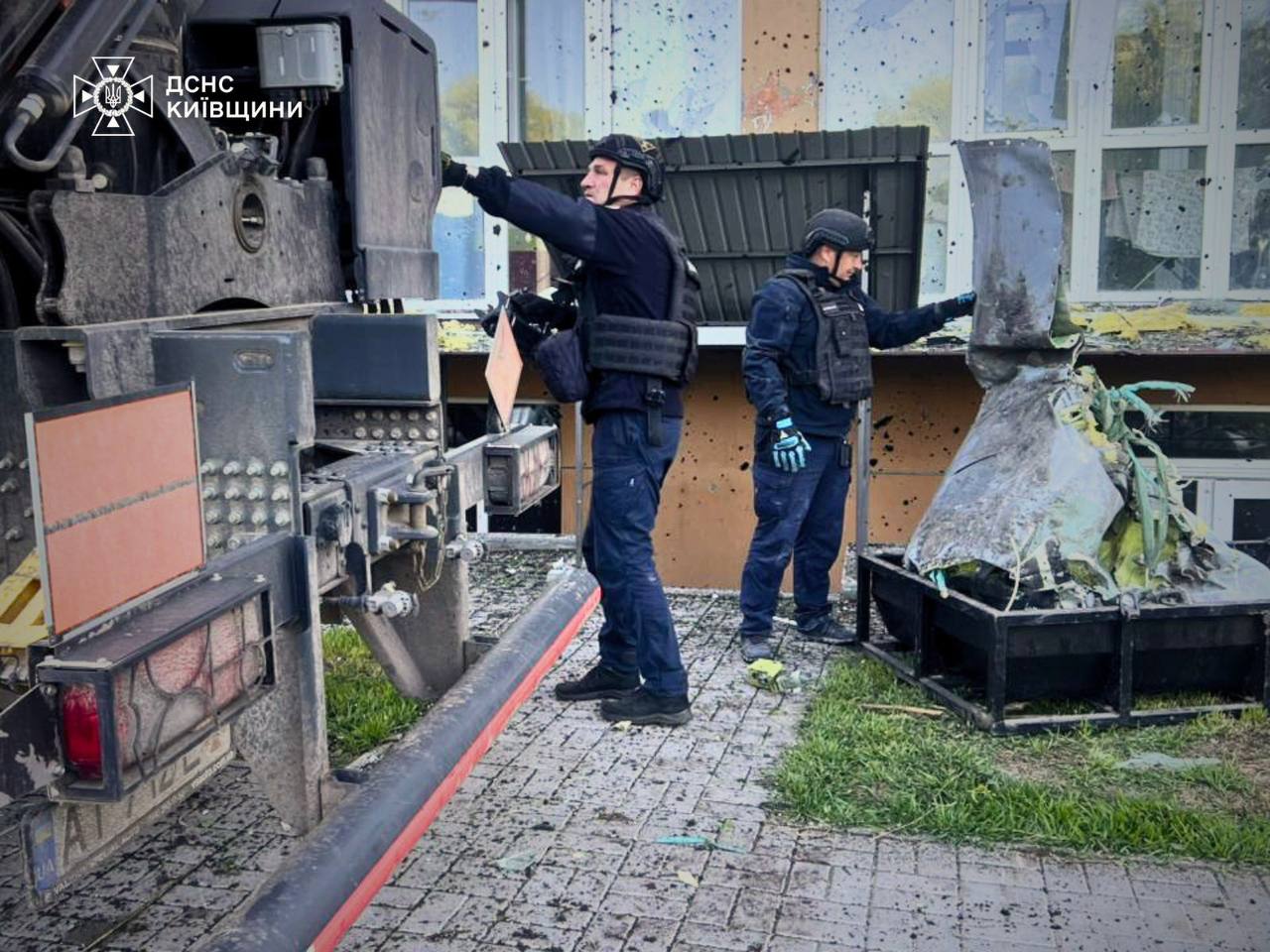На Київщині частина бойової ракети застрягла в житловому будинку (фото)