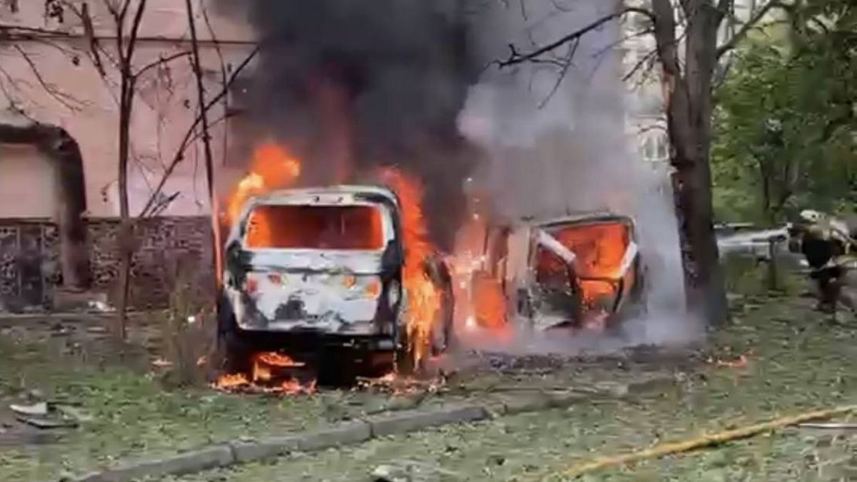 У житловому дворі Одеси після атаки спалахнула пожежа, постраждала людина