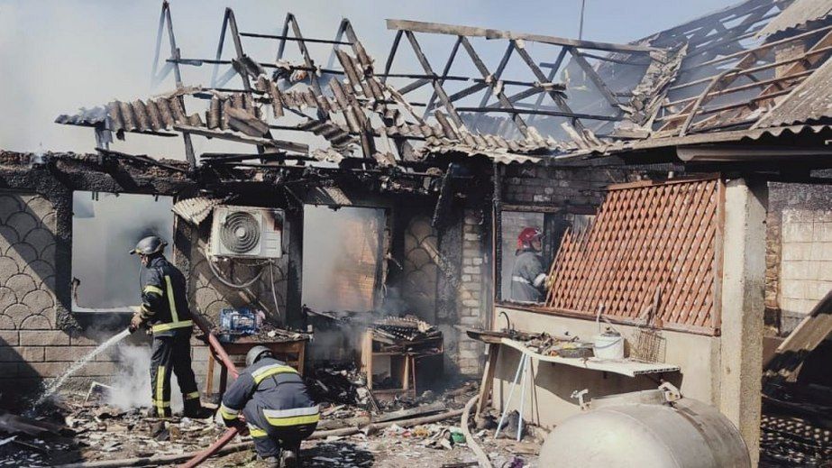 Будинок горів у Запорізькому районі: постраждала людина