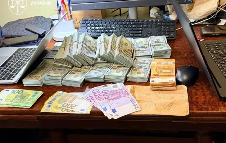 У затриманих вранці посадовців Нацполіції вилучили 22 млн грн та …