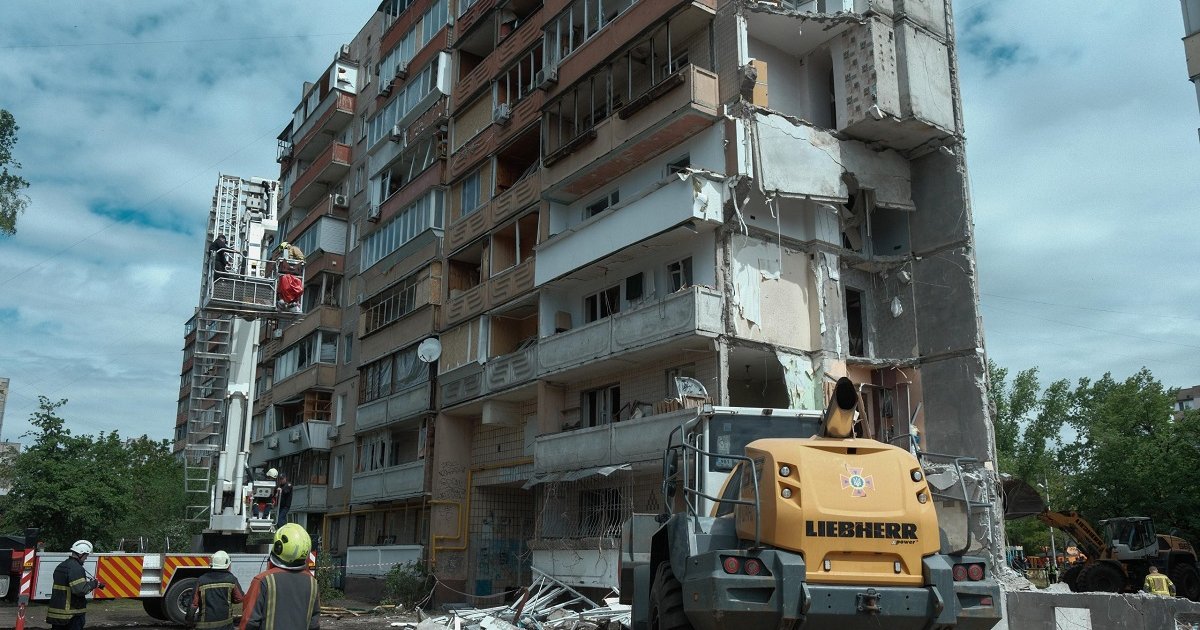 У зруйнованій ЗС РФ багатоповерхівці в Дарницькому районі виставили квартиру …