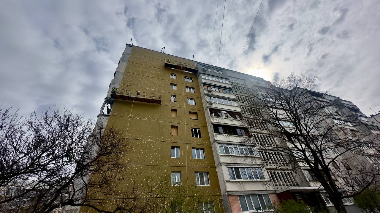 У квітні російські обстріли пошкодили близько 300 житлових будинків у …