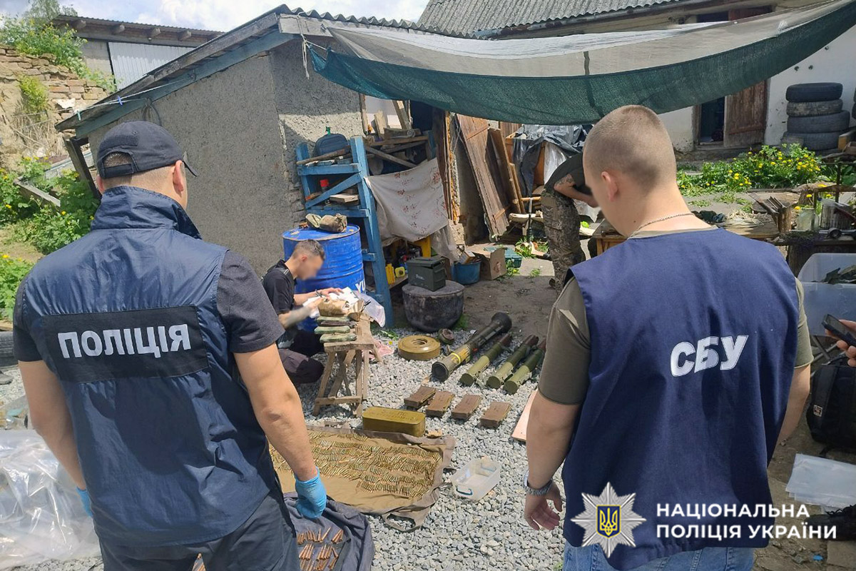 У колишнього військового на Хмельниччині виявили арсенал зброї і боєприпасів