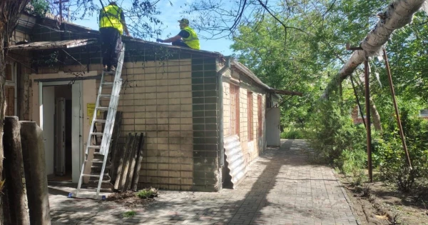 У мерії показали, як комунальники ліквідовують наслідки дронової атаки по …
