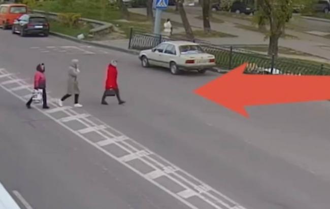 У мунварті показали, як пішоходи в Рівному нехтують ПДР