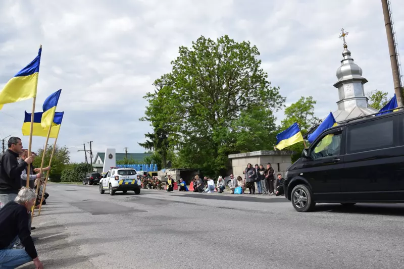 У містечку на Буковині живим коридором зустріли загиблого воїна Сергія …