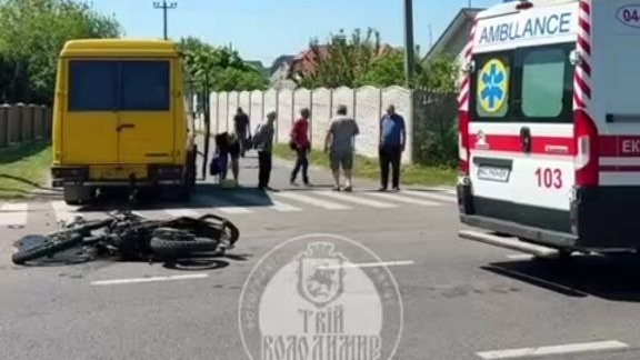 У місті на Волині 17-річний мотоцикліст зіткнувся з маршруткою