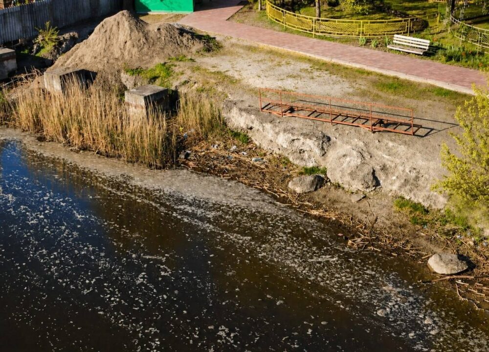 У місті на Дніпропетровщині дивний бруд на поверхні річки налякав …