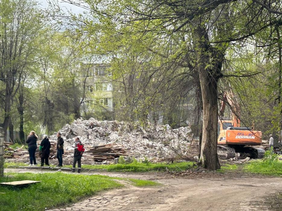 У місті на Дніпропетровщині масово зносять старі гуртожитки: що буде …