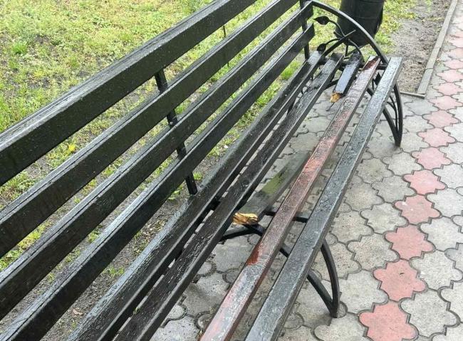 У місті на Рівненщині невідомі насипали землі у фонтан і …