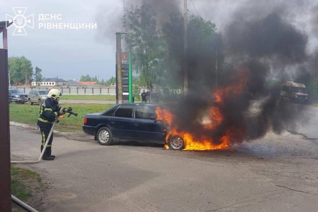 У місті на Рівненщині під час руху загорівся автомобіль