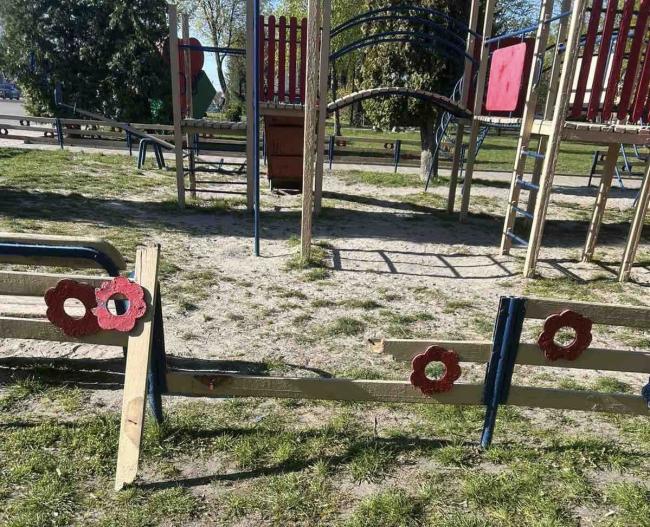 У місті на півночі Рівненщини вандали понищили дитячий майданчик