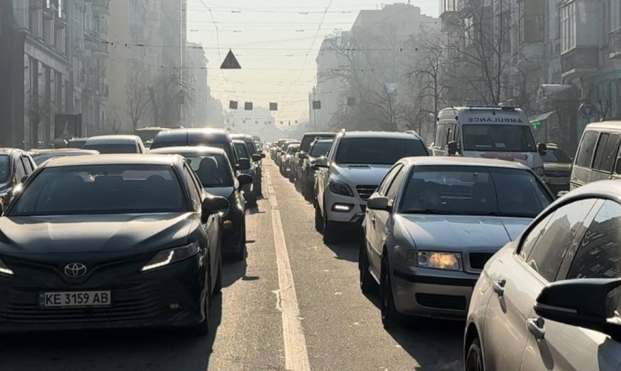 У напрямку метро Києва заблоковано рух: що відбувається - ФОТО